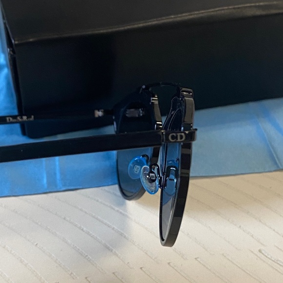 Dior So Real's Black on black, with mirrored accent. - Picture 5 of 9